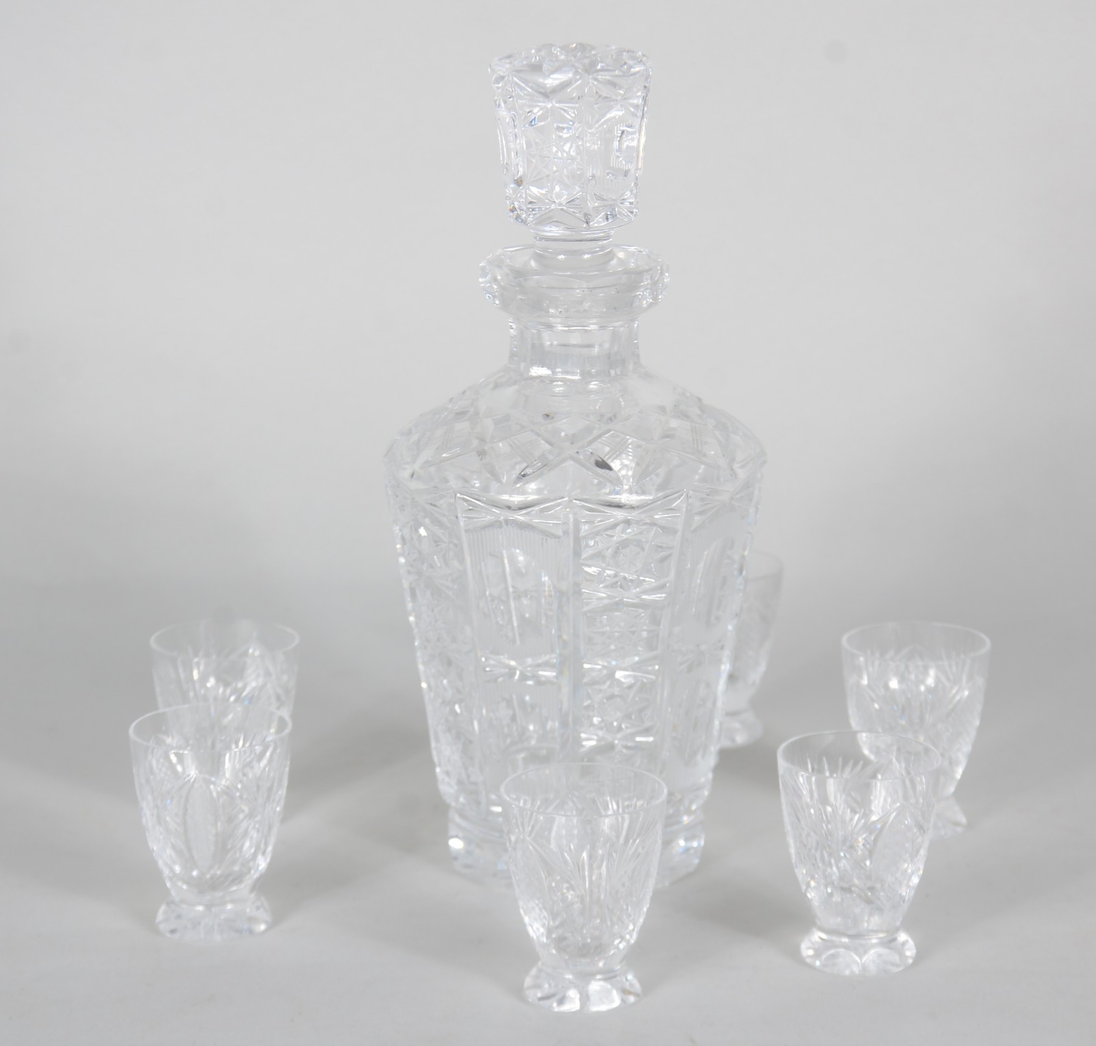 Conjunto de licoreira com 6 copinhos de cristal tcheco lapidado. - foto 1 de 10