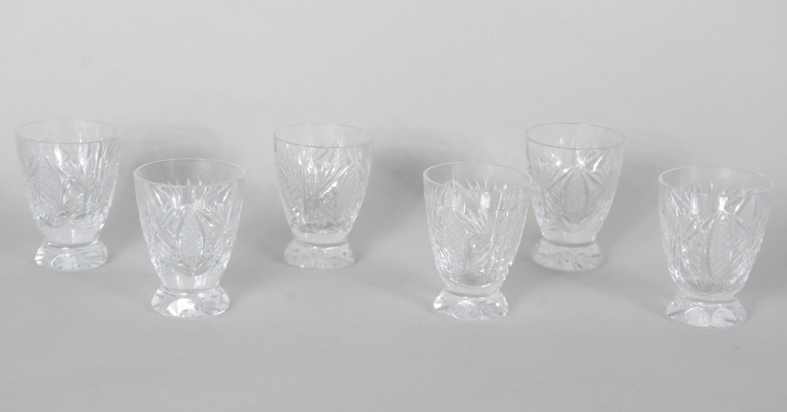 Conjunto de licoreira com 6 copinhos de cristal tcheco lapidado. - foto 3 de 10
