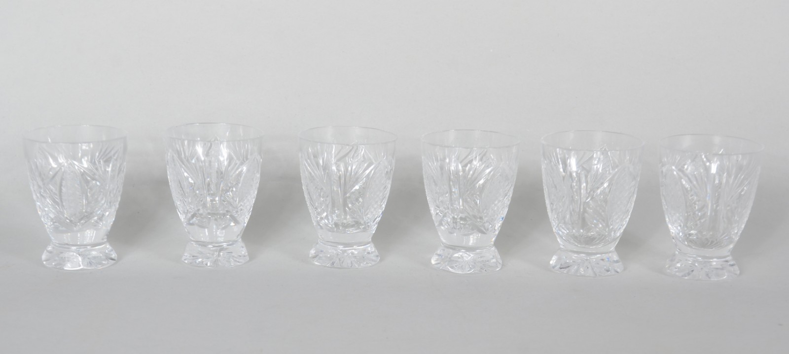 Conjunto de licoreira com 6 copinhos de cristal tcheco lapidado. - foto 4 de 10