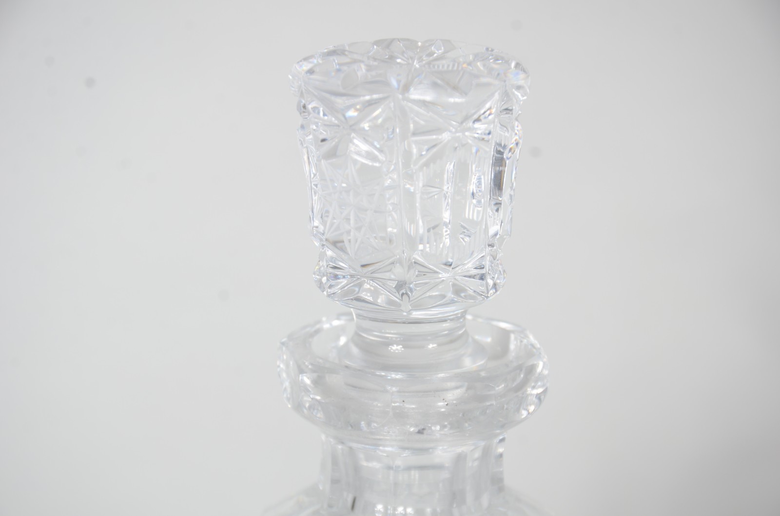 Conjunto de licoreira com 6 copinhos de cristal tcheco lapidado. - foto 6 de 10