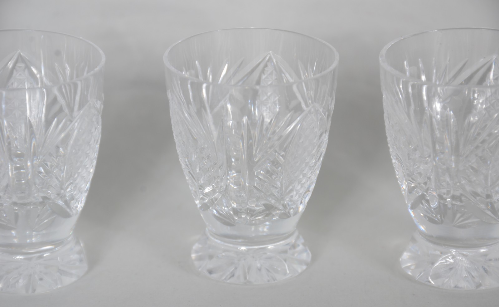 Conjunto de licoreira com 6 copinhos de cristal tcheco lapidado. - foto 7 de 10