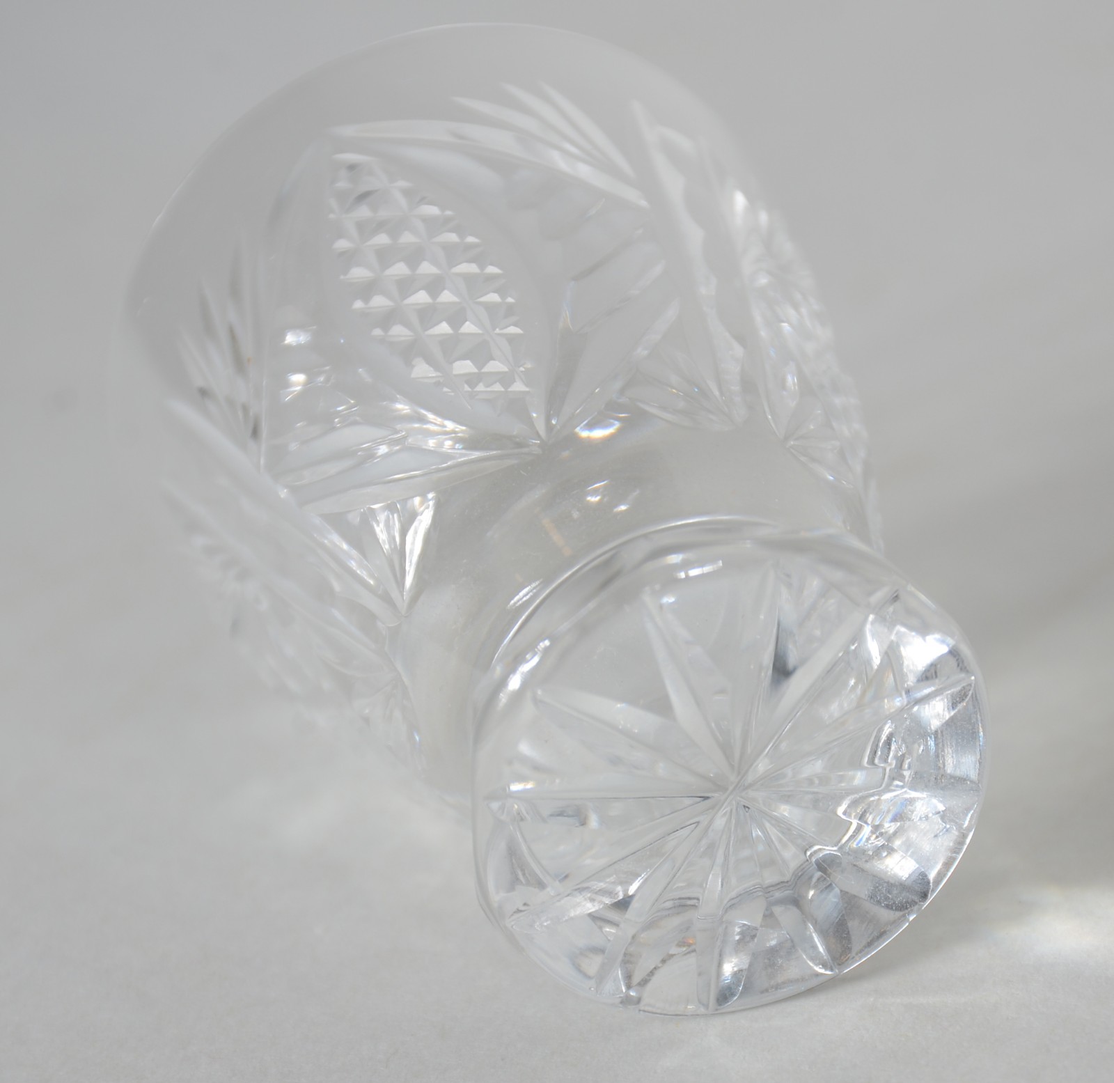 Conjunto de licoreira com 6 copinhos de cristal tcheco lapidado. - foto 8 de 10