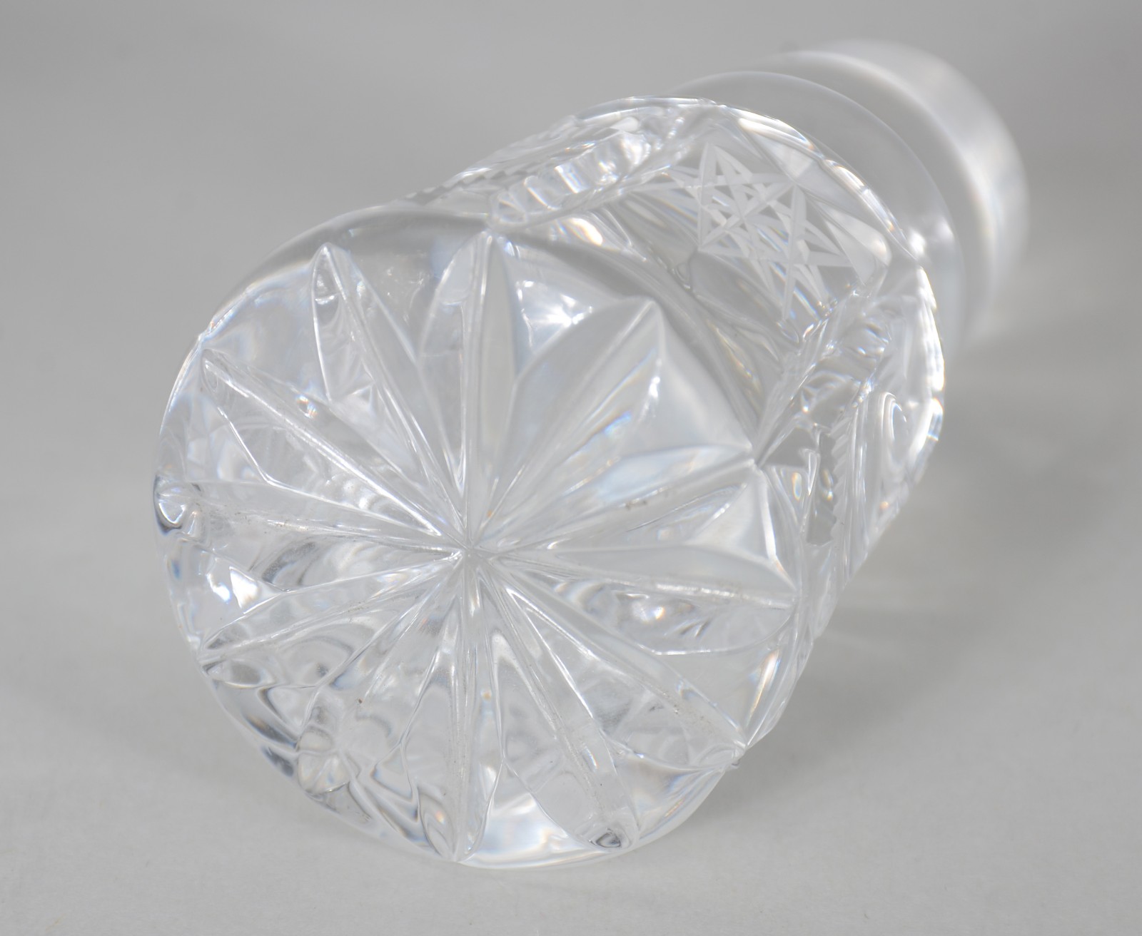 Conjunto de licoreira com 6 copinhos de cristal tcheco lapidado. - foto 9 de 10