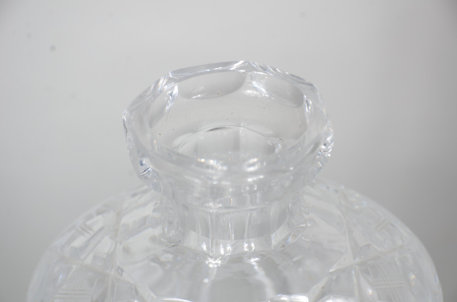 Conjunto de licoreira com 6 copinhos de cristal tcheco lapidado. - foto 10 de 10