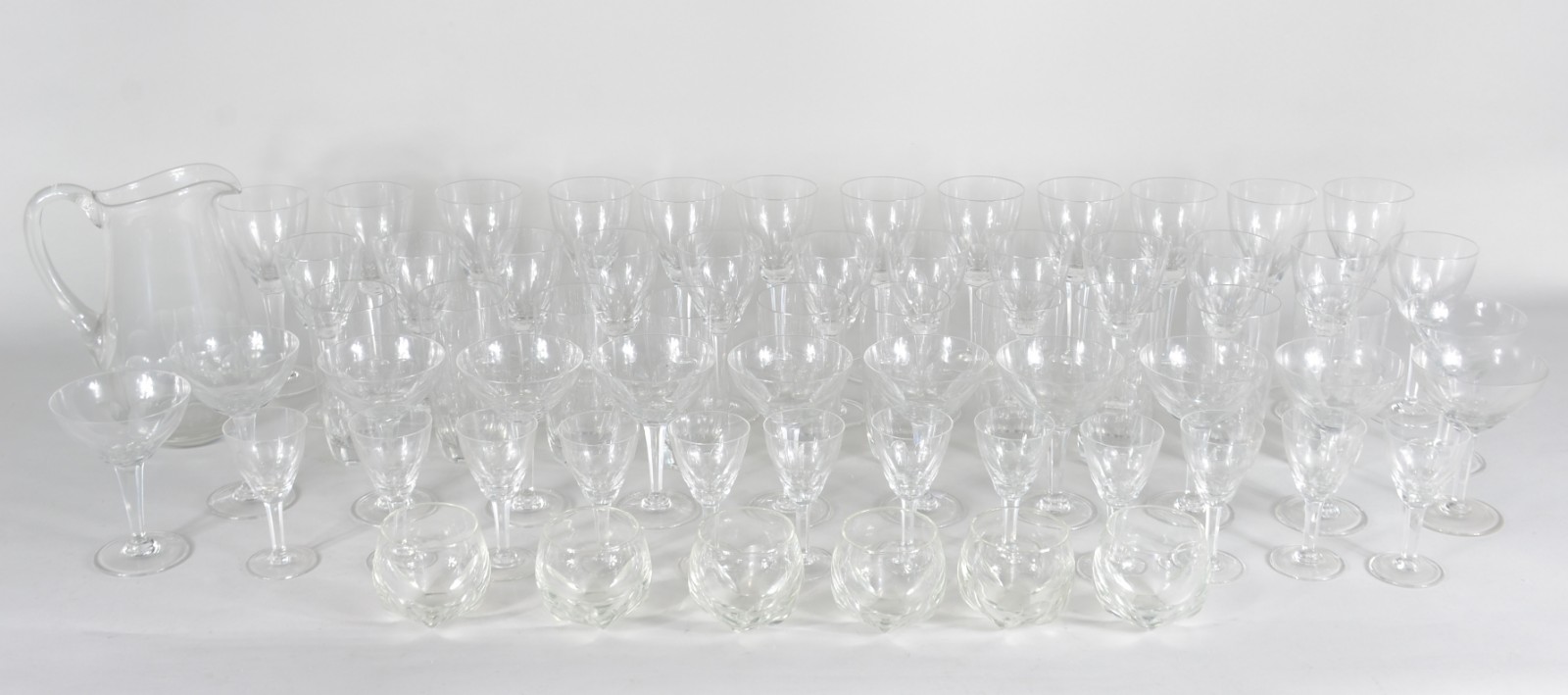 Serviço de cristal facetado, composto de: 10 copos longos, 12 para... - foto 1 de 10
