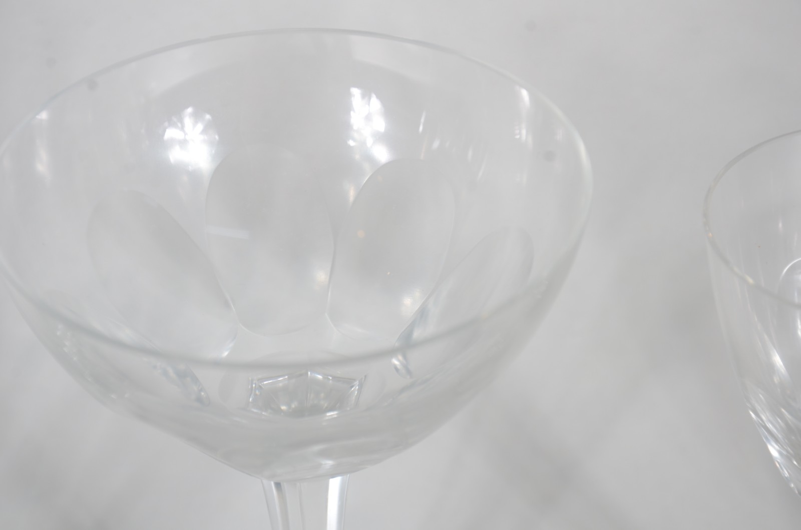 Serviço de cristal facetado, composto de: 10 copos longos, 12 para... - foto 9 de 10