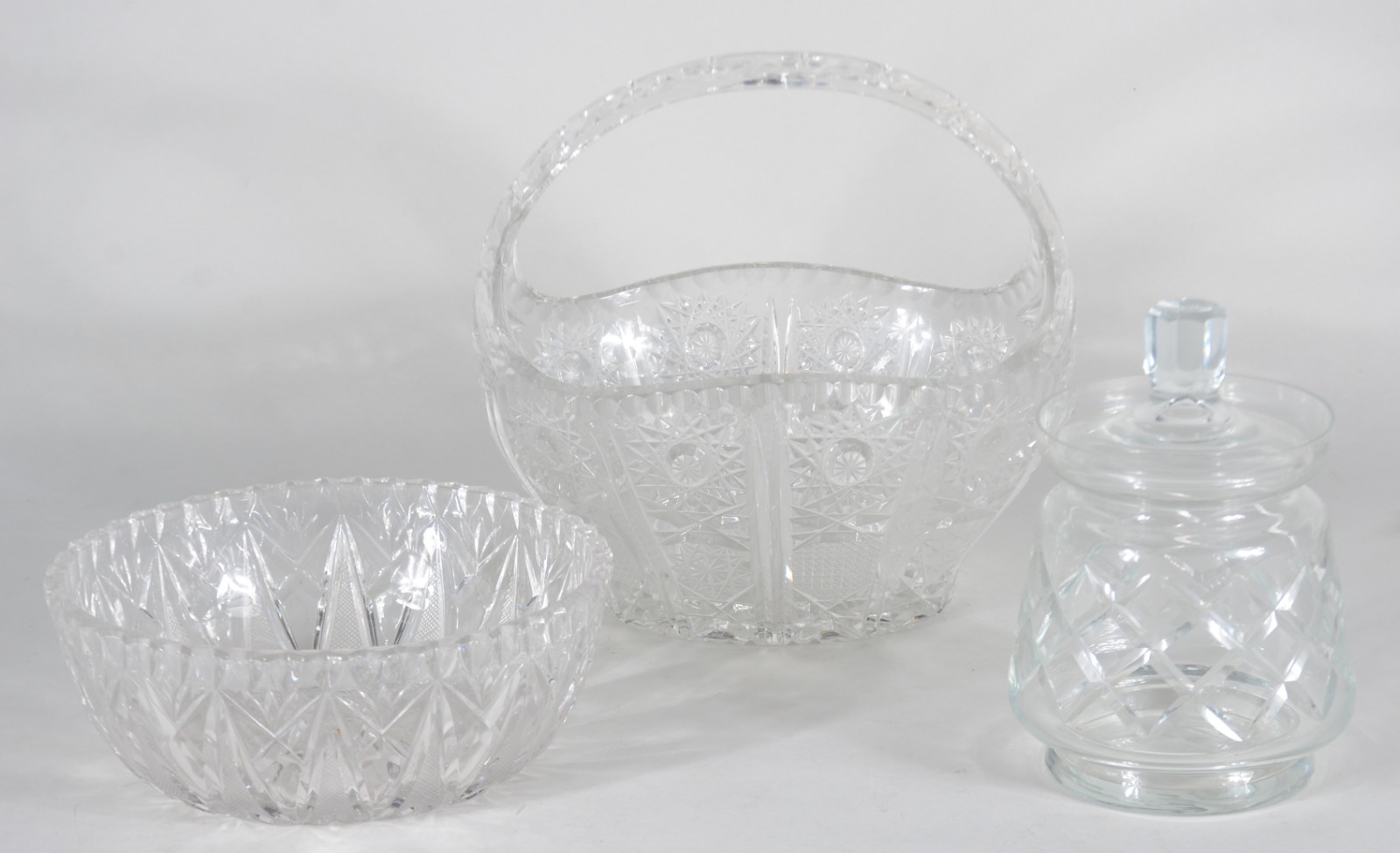 Três peças de cristal, sendo: cesta, bowl e bomboniere. - foto 1 de 11