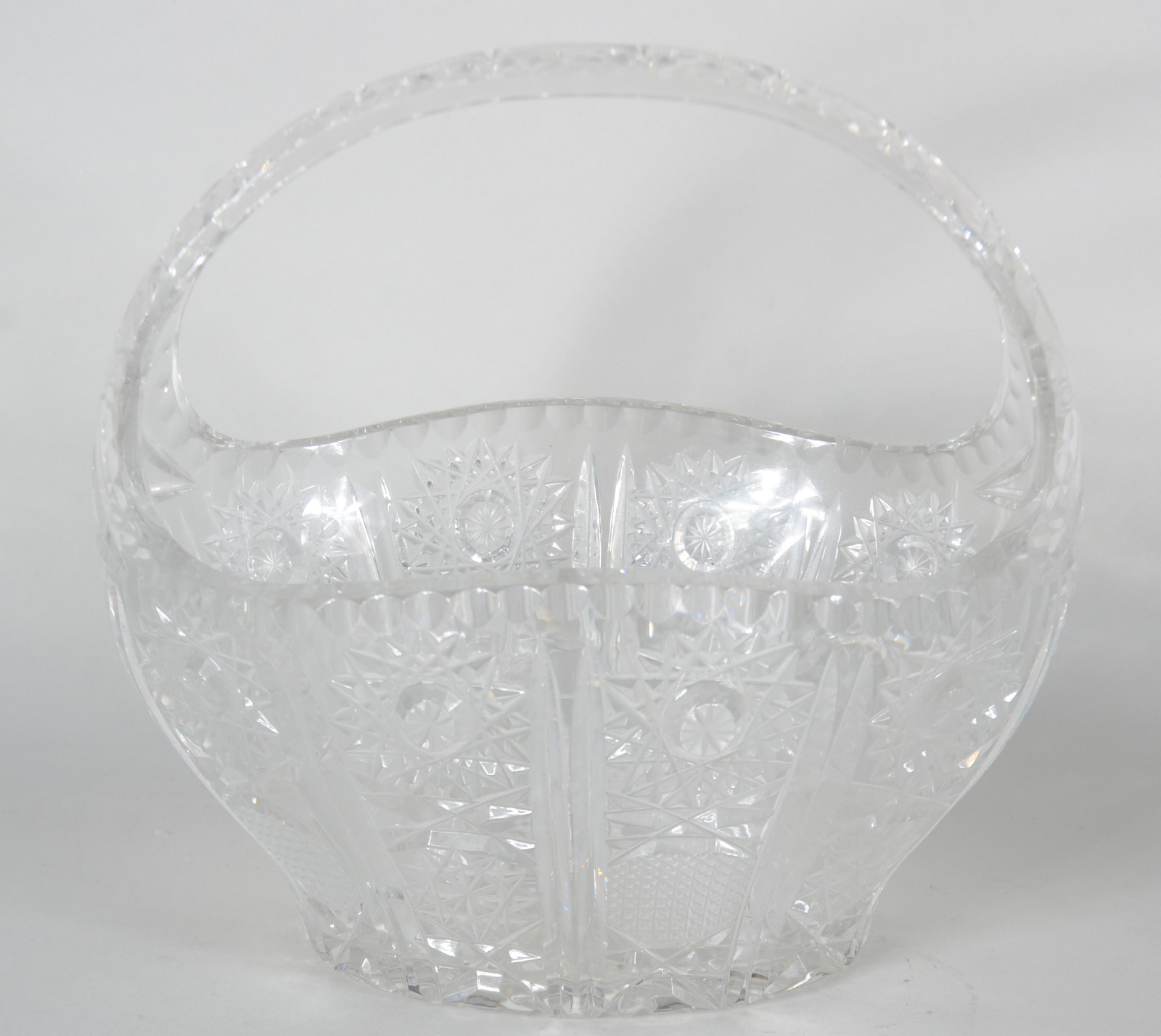Três peças de cristal, sendo: cesta, bowl e bomboniere. - foto 2 de 11
