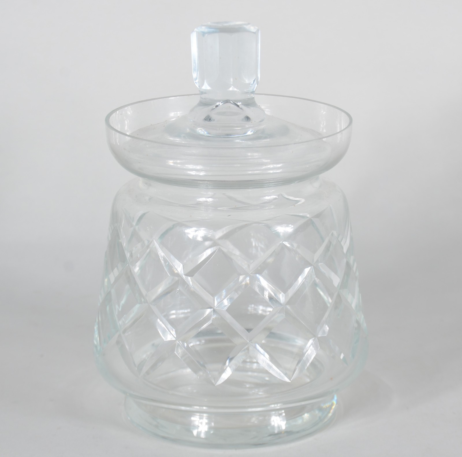 Três peças de cristal, sendo: cesta, bowl e bomboniere. - foto 3 de 11