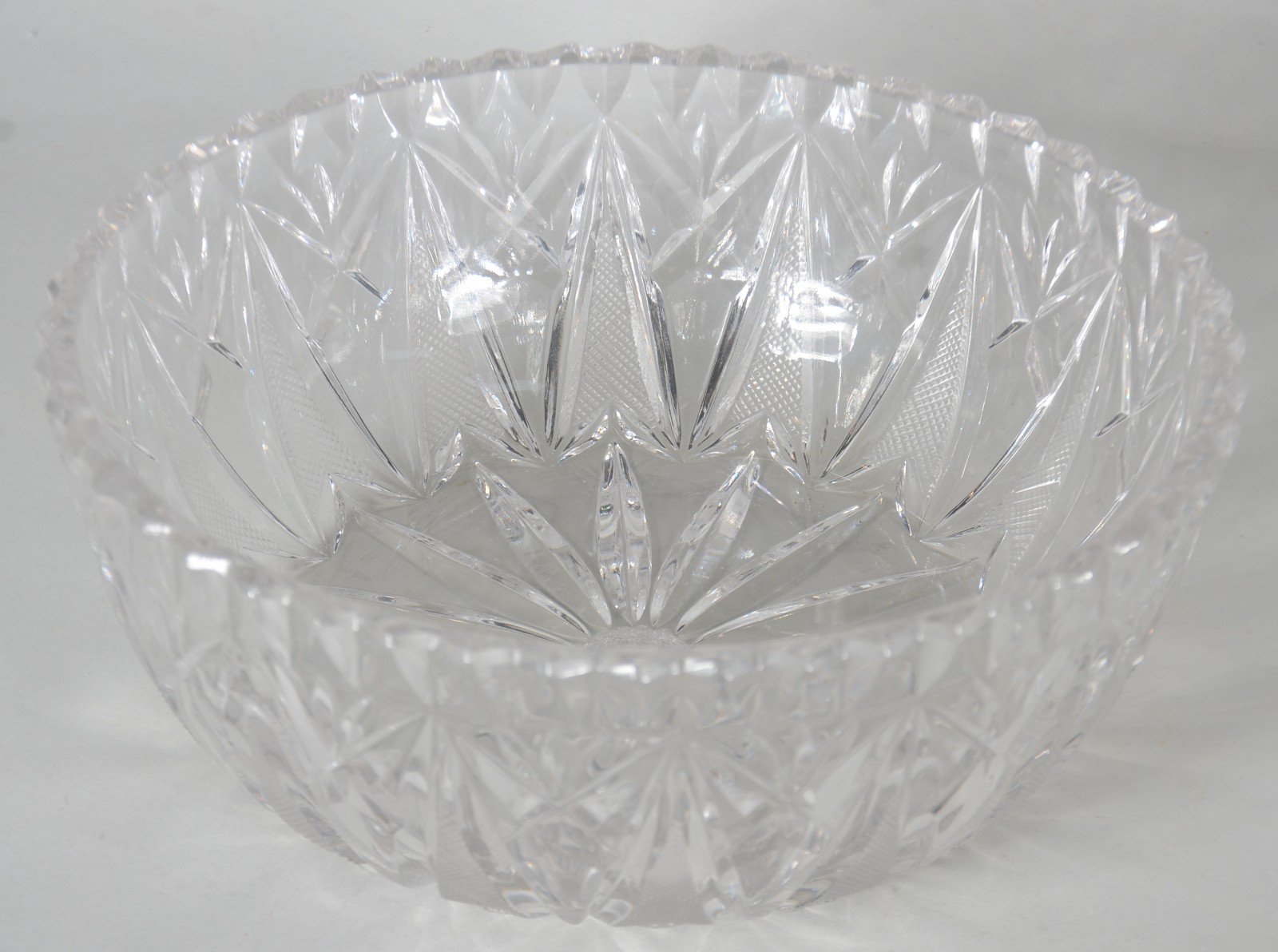 Três peças de cristal, sendo: cesta, bowl e bomboniere. - foto 4 de 11