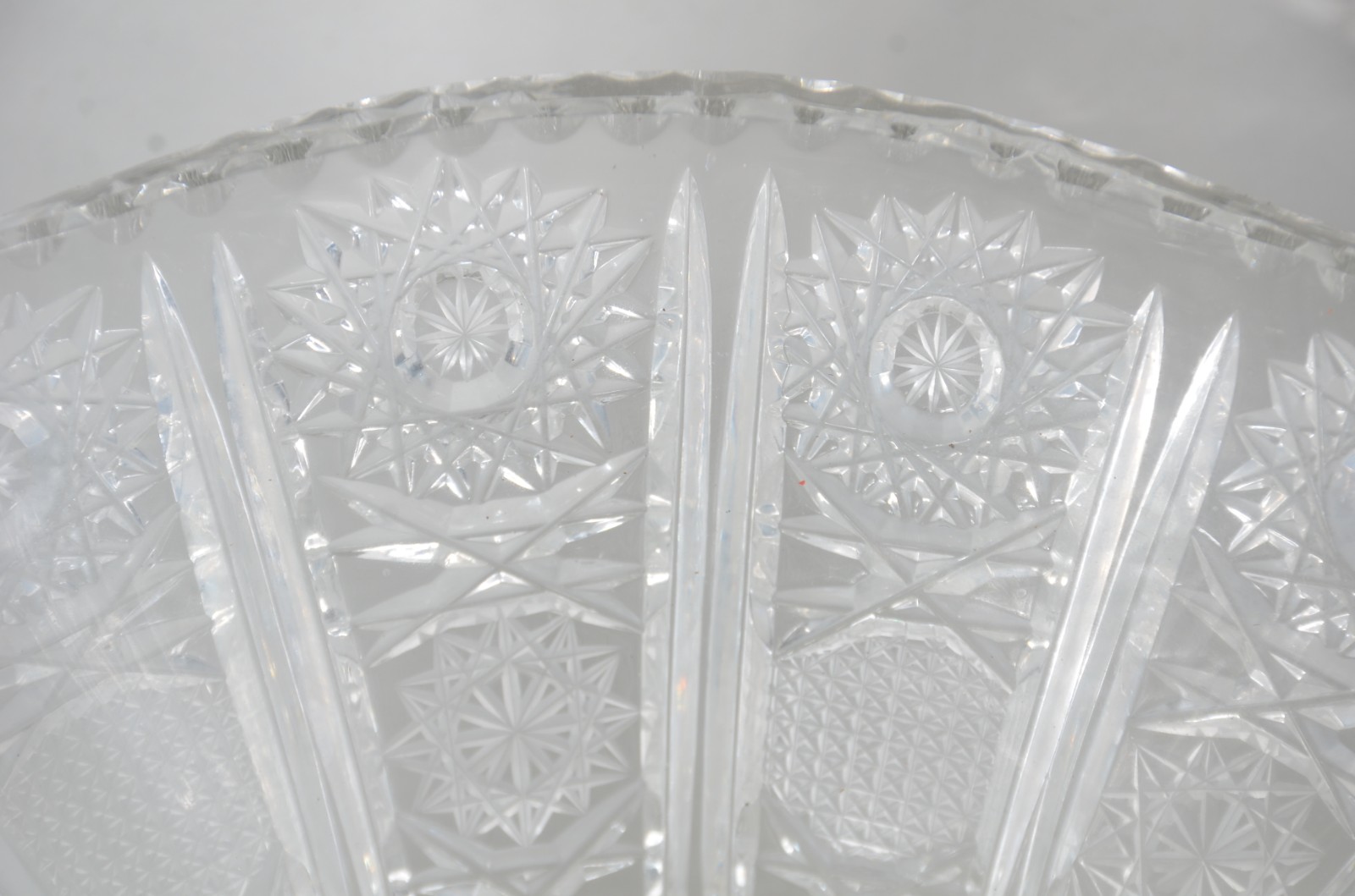 Três peças de cristal, sendo: cesta, bowl e bomboniere. - foto 5 de 11