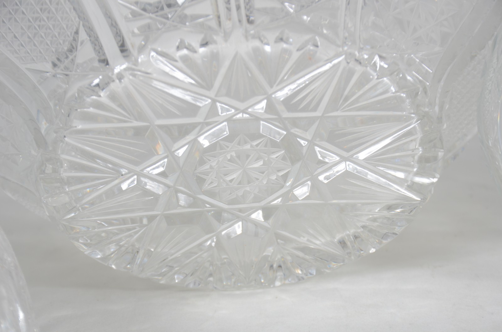 Três peças de cristal, sendo: cesta, bowl e bomboniere. - foto 6 de 11