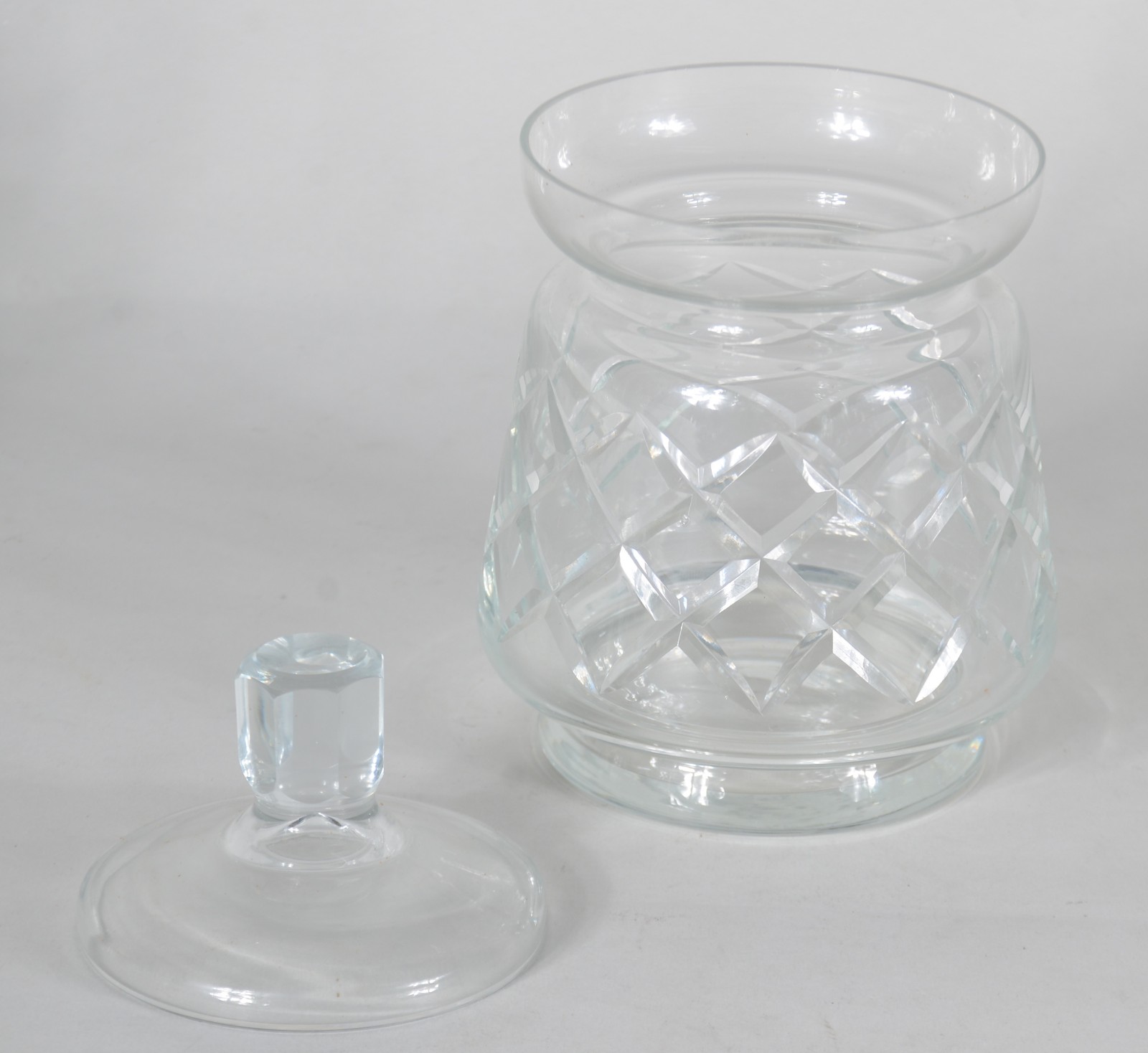 Três peças de cristal, sendo: cesta, bowl e bomboniere. - foto 7 de 11