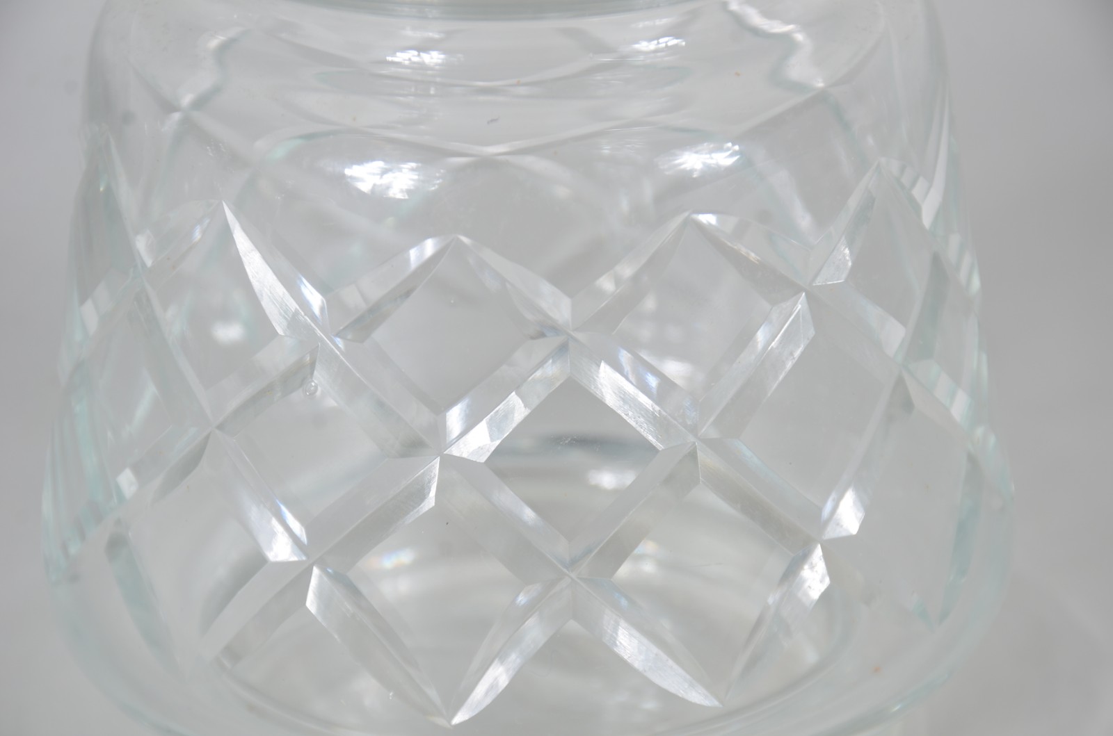 Três peças de cristal, sendo: cesta, bowl e bomboniere. - foto 8 de 11