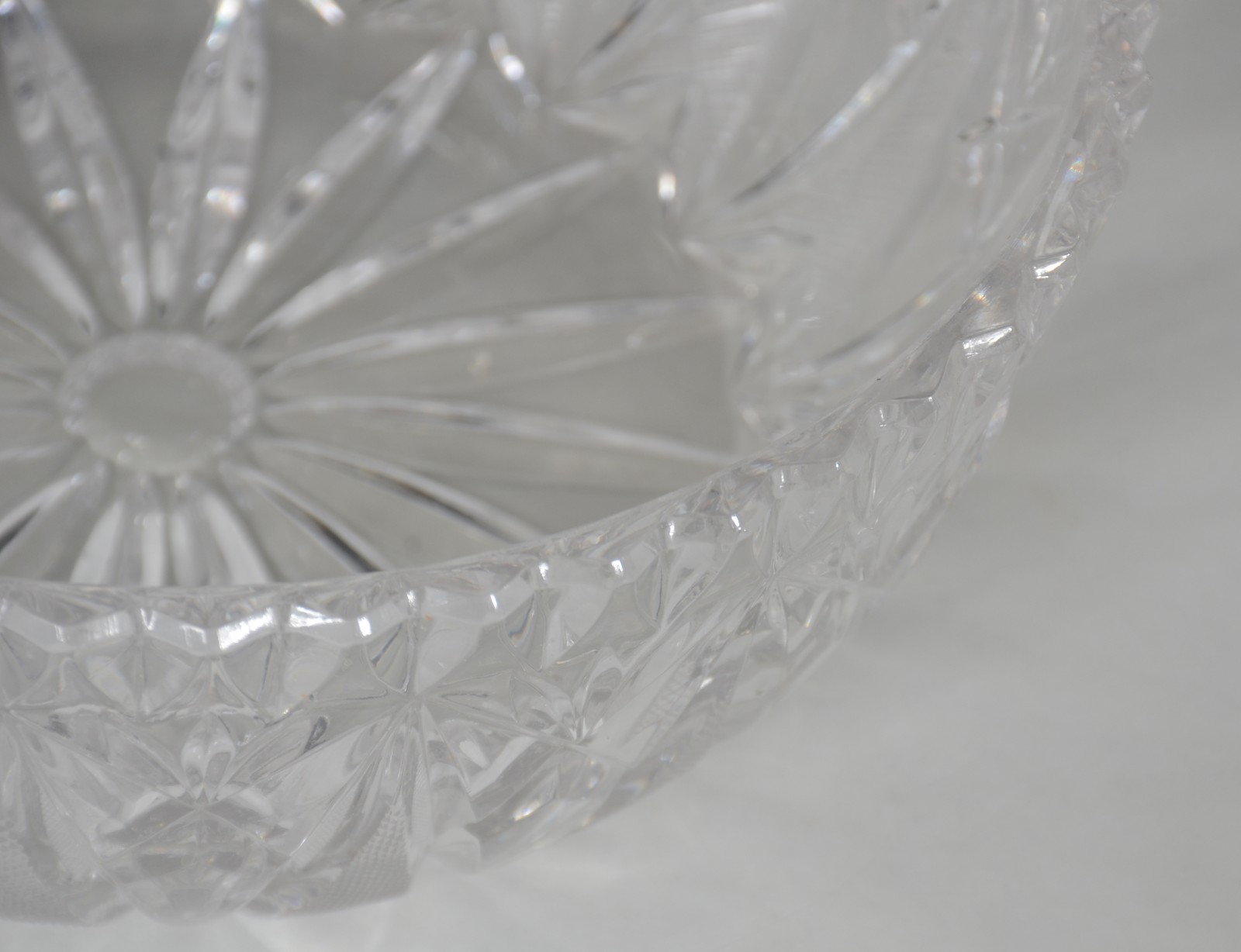 Três peças de cristal, sendo: cesta, bowl e bomboniere. - foto 9 de 11