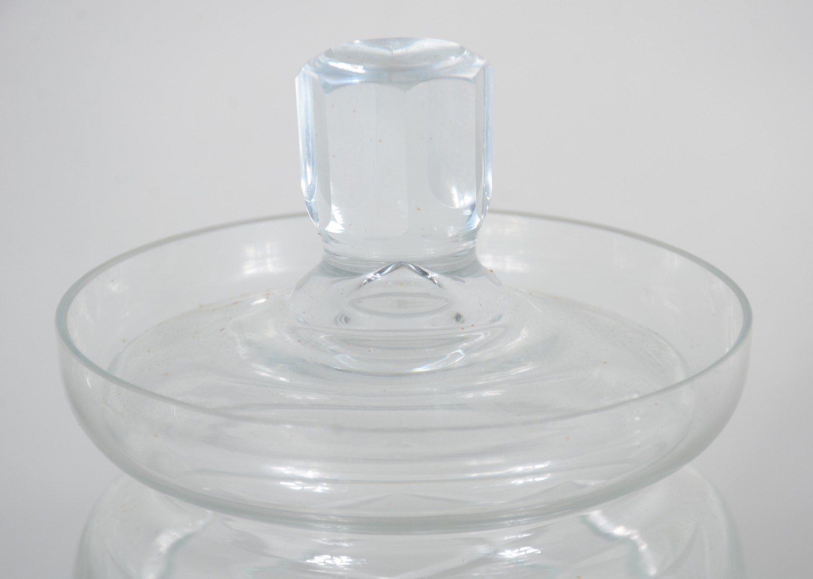 Três peças de cristal, sendo: cesta, bowl e bomboniere. - foto 10 de 11