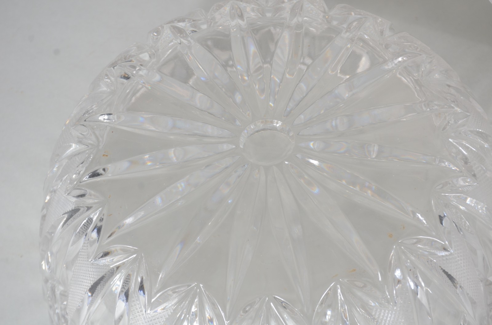 Três peças de cristal, sendo: cesta, bowl e bomboniere. - foto 11 de 11