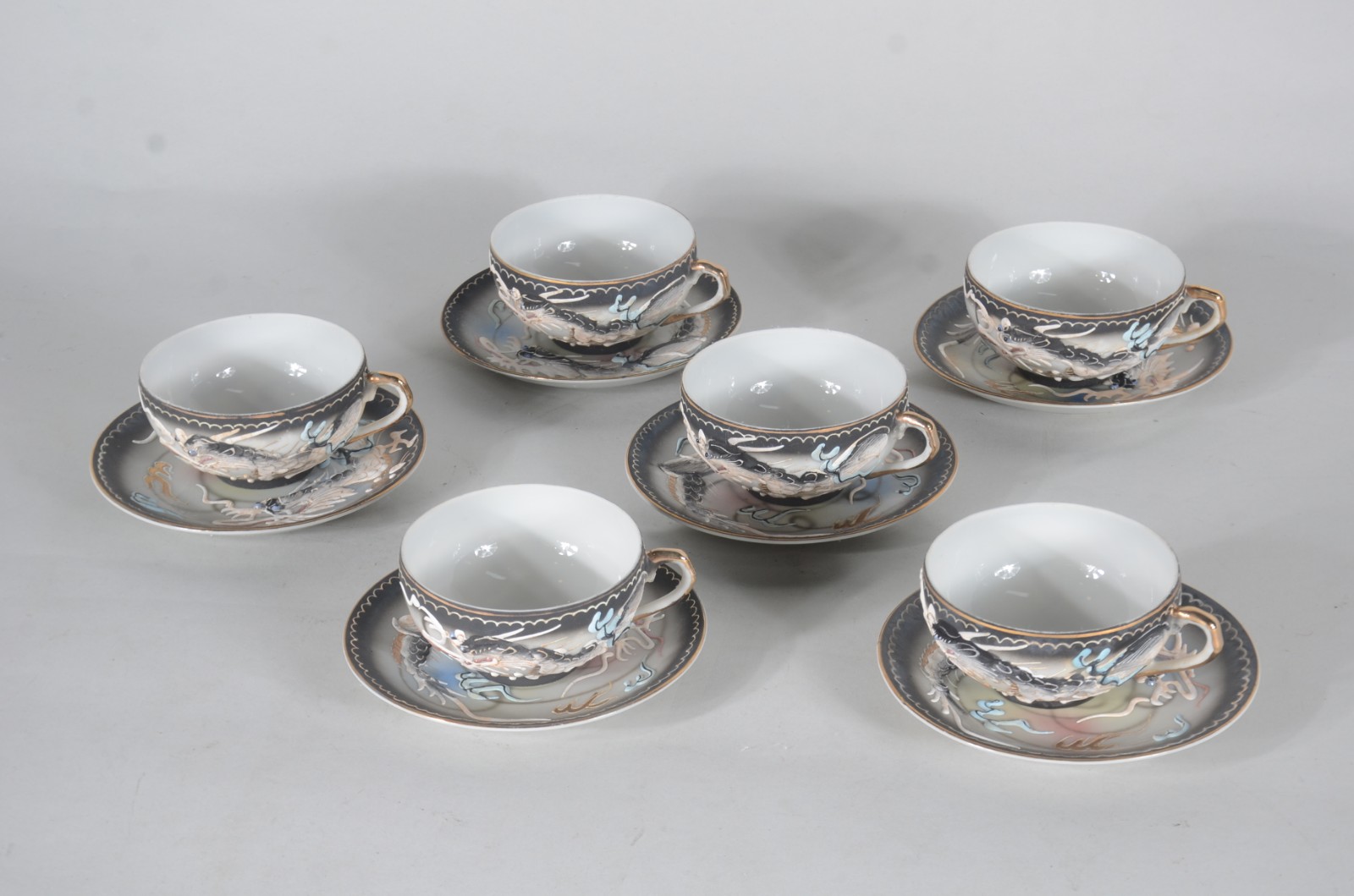 Seis xícaras de chá com pires de porcelana oriental. - foto 1 de 10