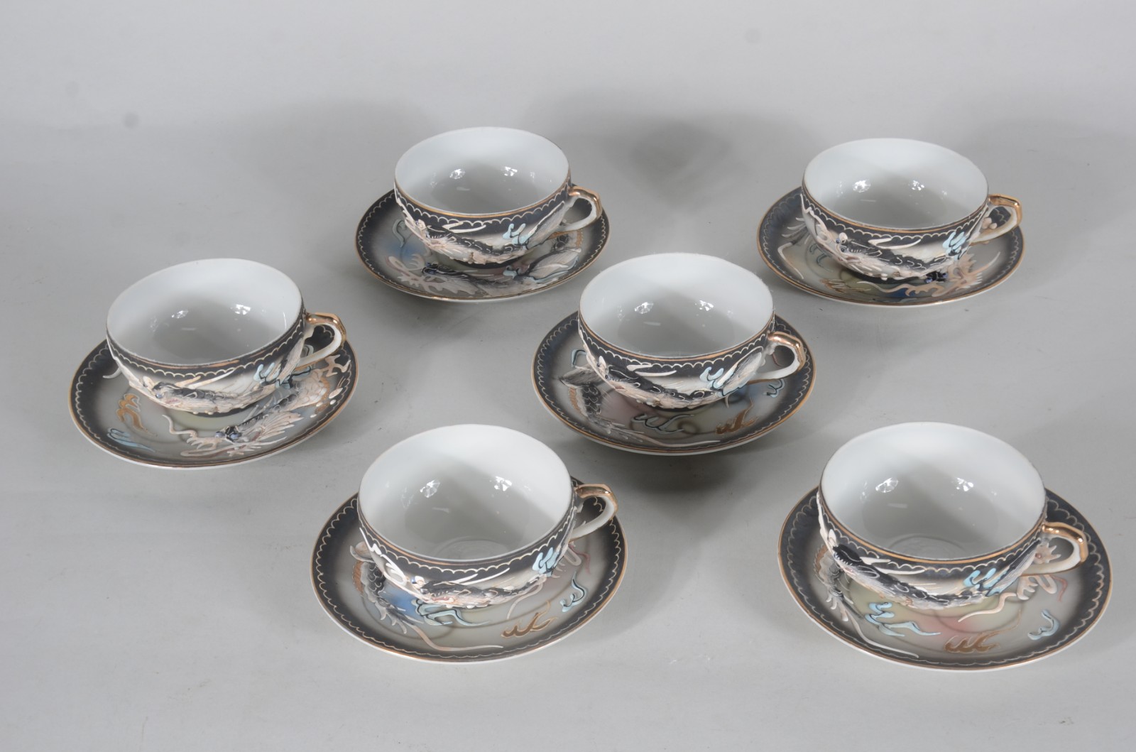 Seis xícaras de chá com pires de porcelana oriental. - foto 2 de 10