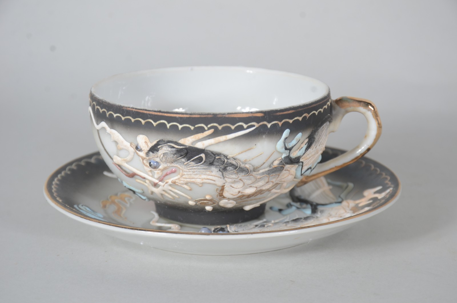 Seis xícaras de chá com pires de porcelana oriental. - foto 3 de 10