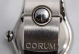 Relógio  CORUM  automático e à prova d'água, ca... - Relógio  CORUM  automático e à prova d'água, caixa de aço, pulseira de couro preto, mostrador com fundo preto, ponteiros com detalhes brancos e ...