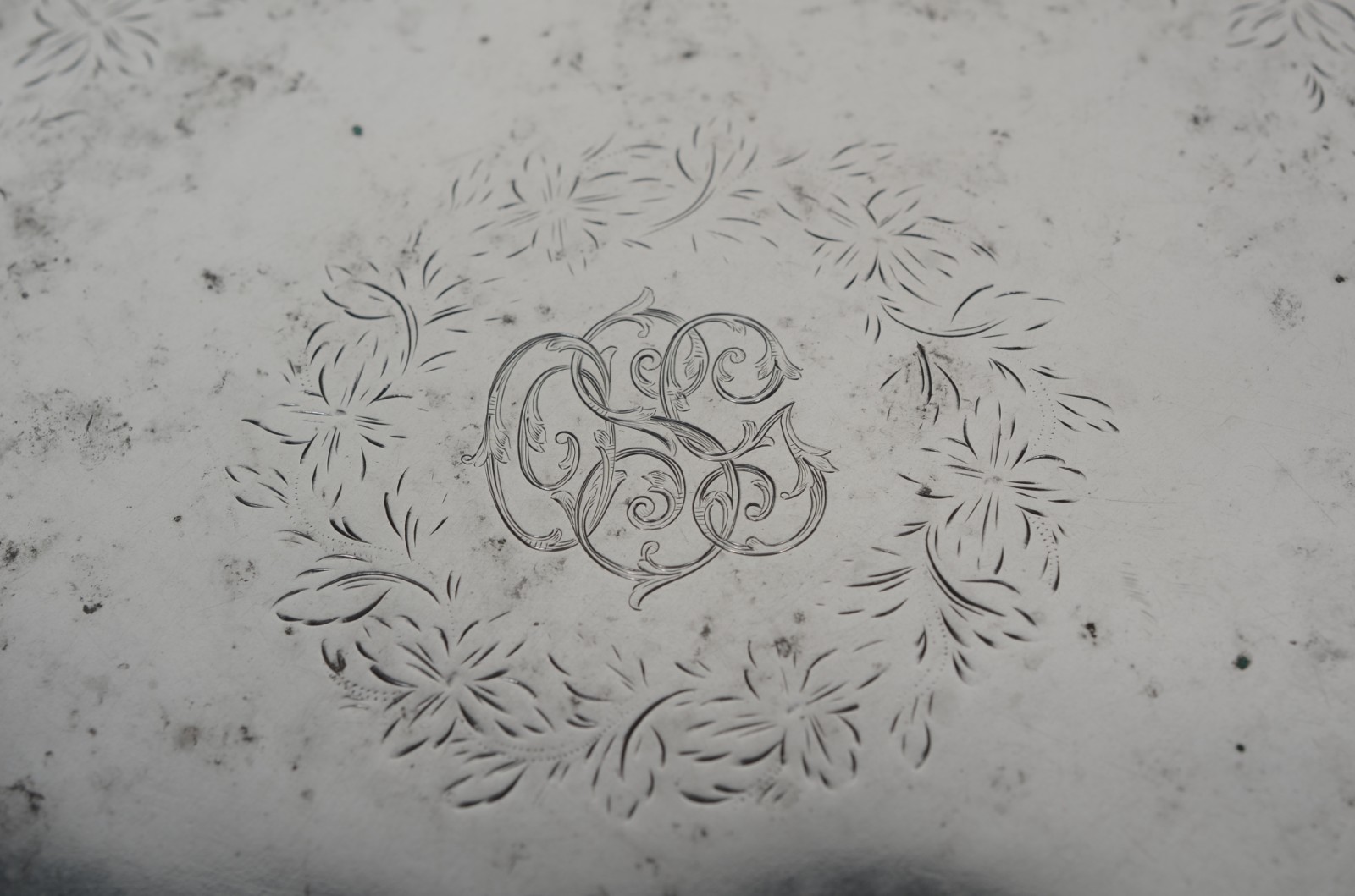 Salva de prata contraste P Coroa e monogramada, fundo cinzelado... - foto 7 de 8