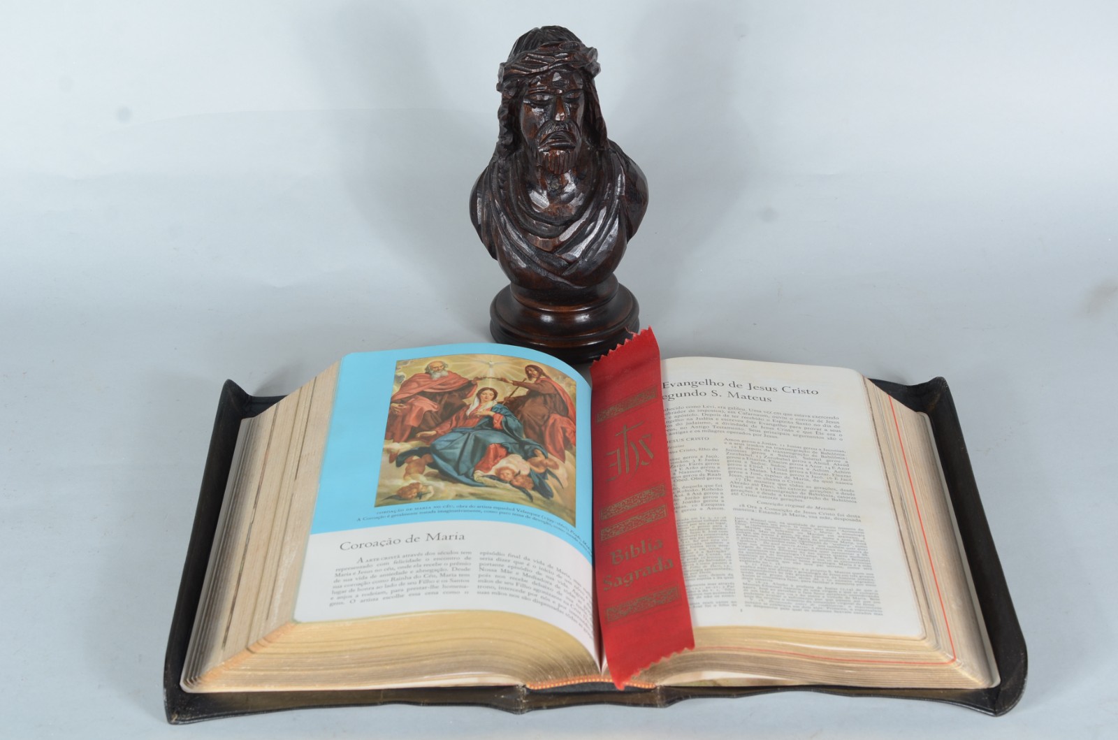 Duas peças, sendo: figura de Cristo de madeira entalhada e Bíblia... - foto 1 de 11