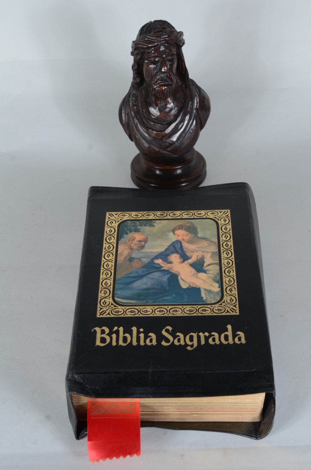 Duas peças, sendo: figura de Cristo de madeira entalhada e Bíblia... - foto 2 de 11