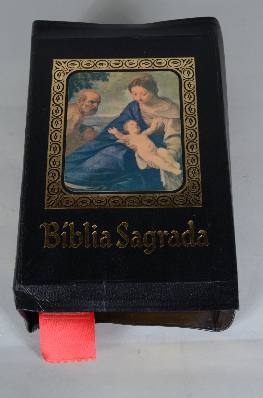 Duas peças, sendo: figura de Cristo de madeira entalhada e Bíblia... - foto 3 de 11