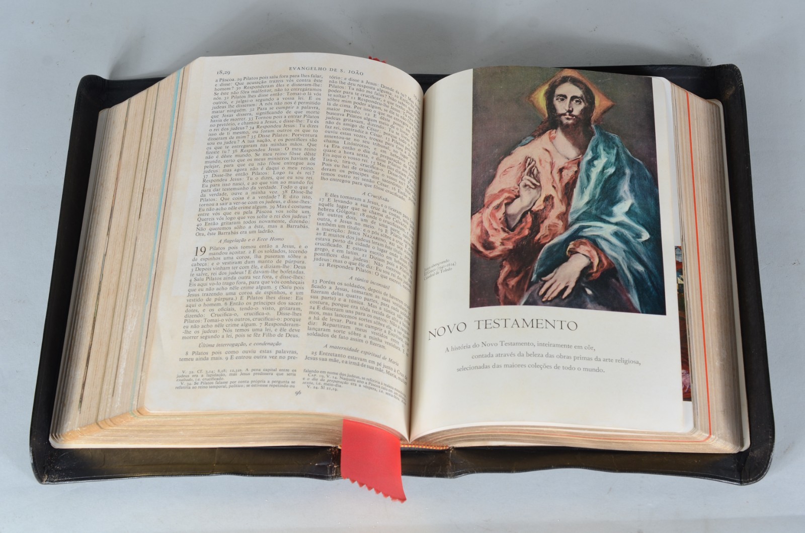 Duas peças, sendo: figura de Cristo de madeira entalhada e Bíblia... - foto 8 de 11