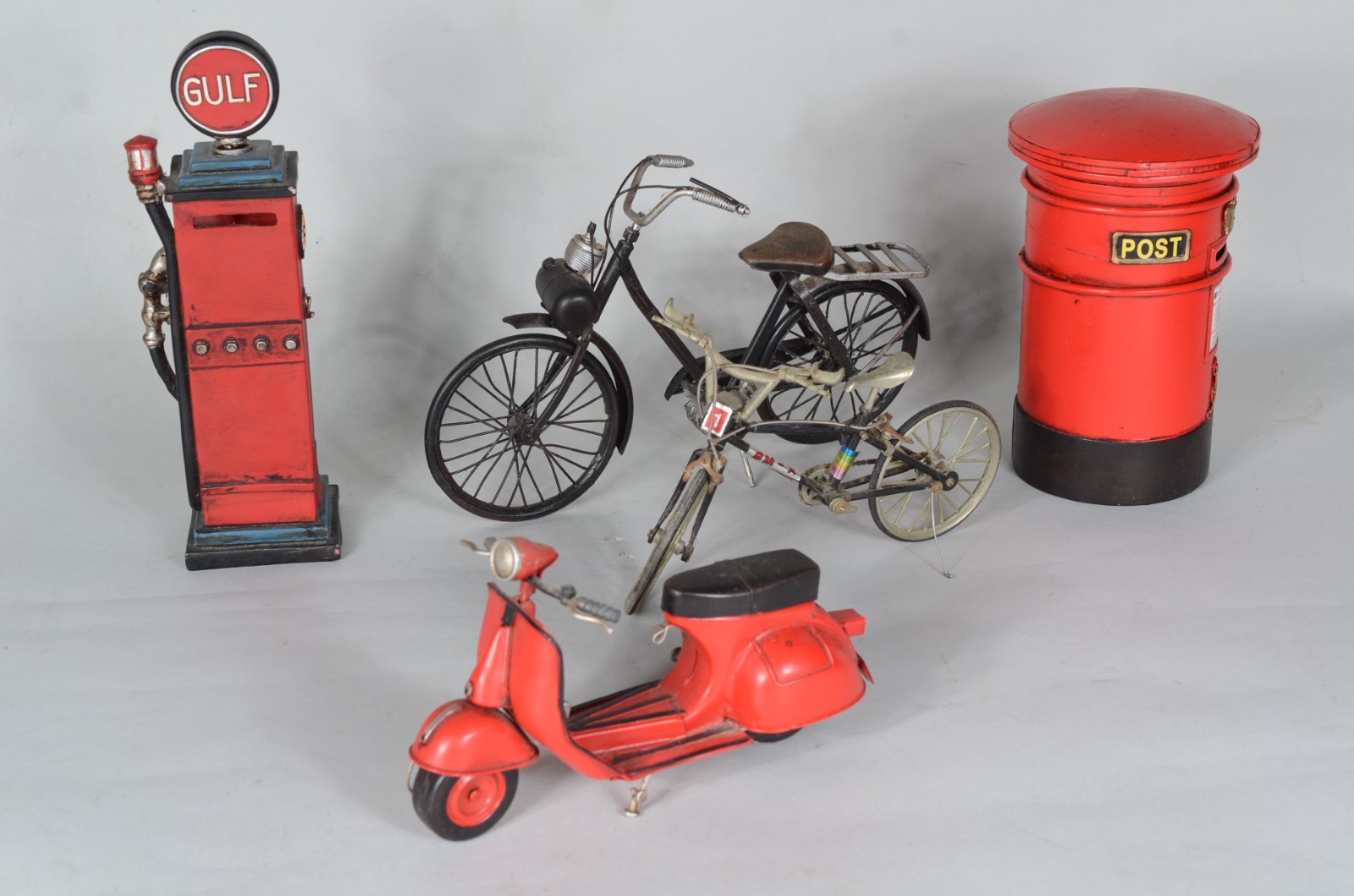 Cinco peças diversas em miniaturas, sendo: 2 bicicletas, posto de... - foto 1 de 9
