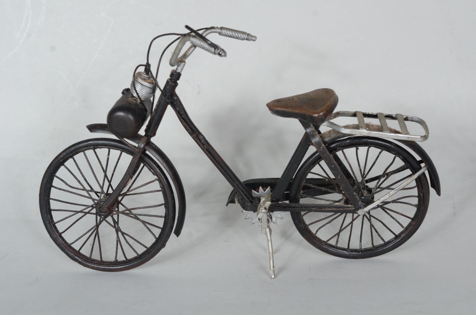 Cinco peças diversas em miniaturas, sendo: 2 bicicletas, posto de... - foto 2 de 9