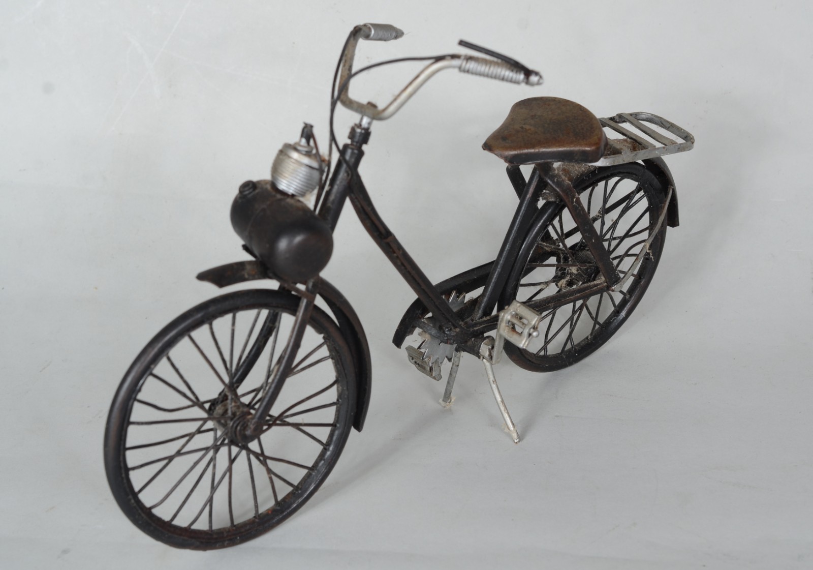 Cinco peças diversas em miniaturas, sendo: 2 bicicletas, posto de... - foto 3 de 9