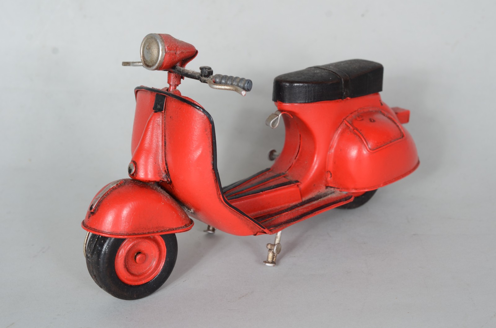 Cinco peças diversas em miniaturas, sendo: 2 bicicletas, posto de... - foto 4 de 9