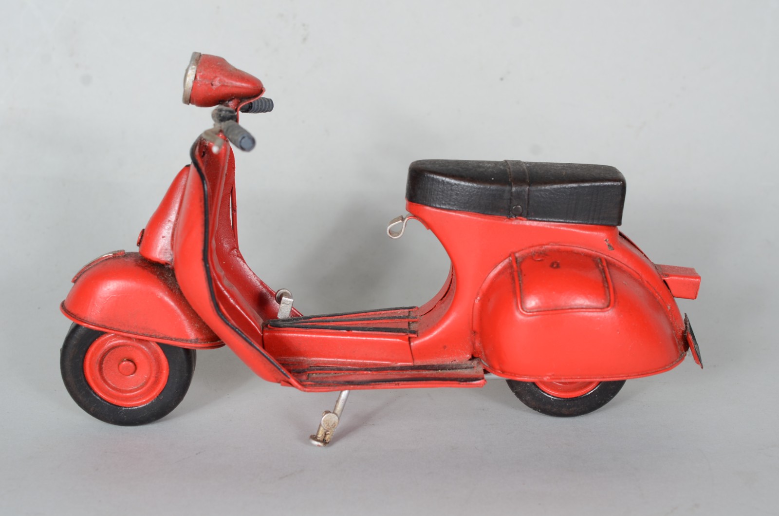 Cinco peças diversas em miniaturas, sendo: 2 bicicletas, posto de... - foto 5 de 9
