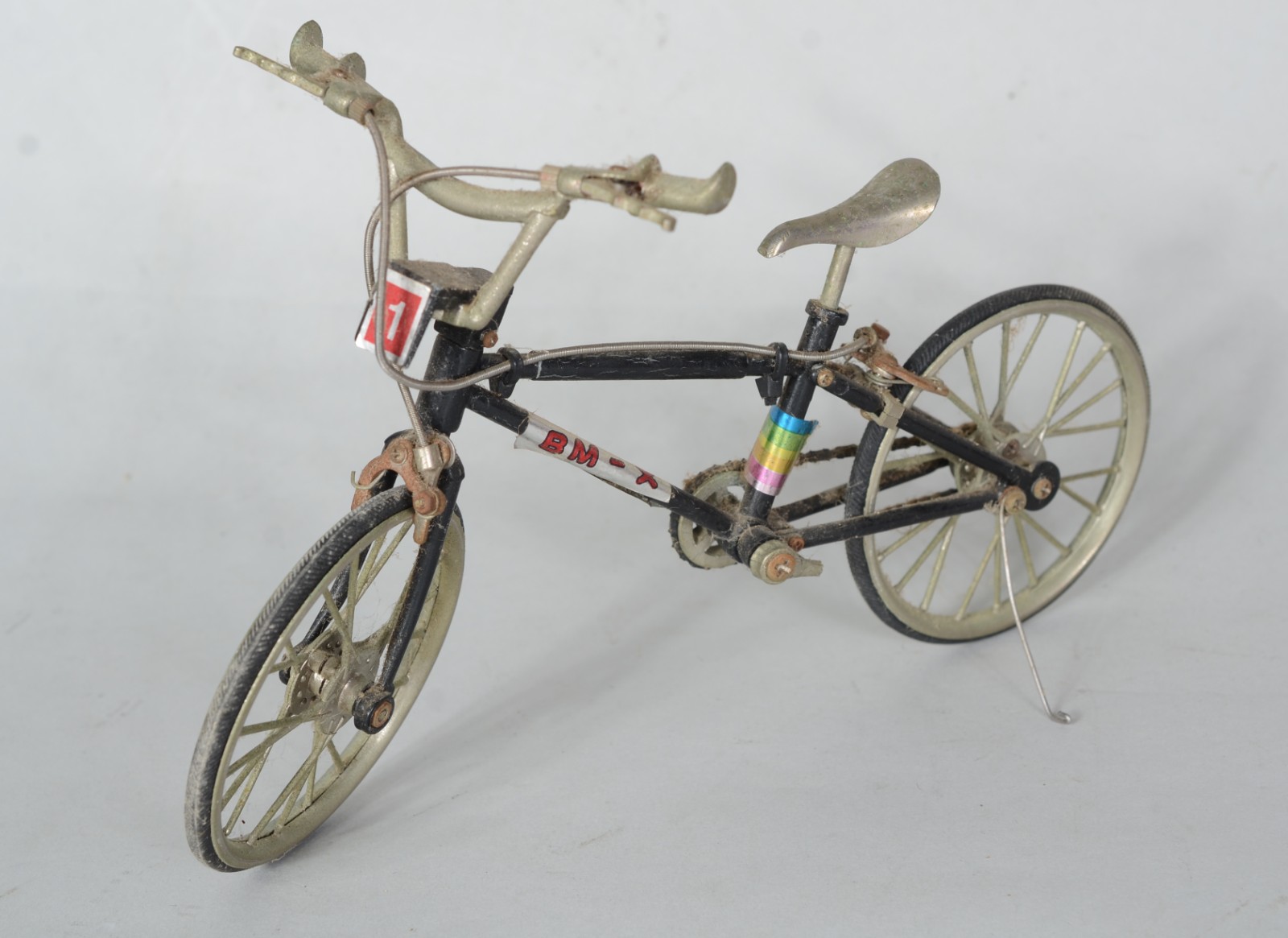 Cinco peças diversas em miniaturas, sendo: 2 bicicletas, posto de... - foto 9 de 9