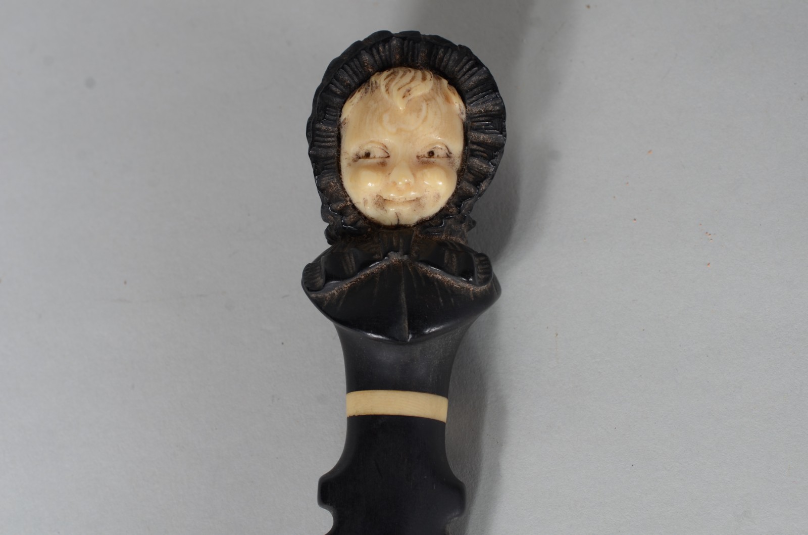 Abridor de carta de madeira com pega na forma de rosto infantil em... - foto 2 de 6