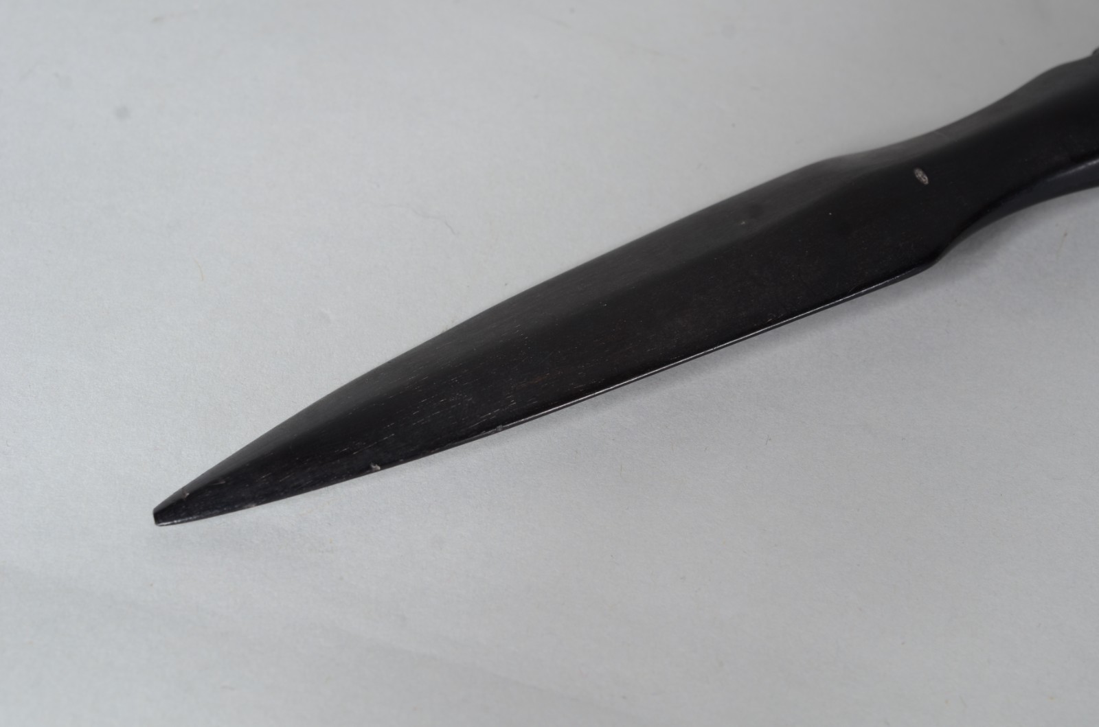 Abridor de carta de madeira com pega na forma de rosto infantil em... - foto 6 de 6