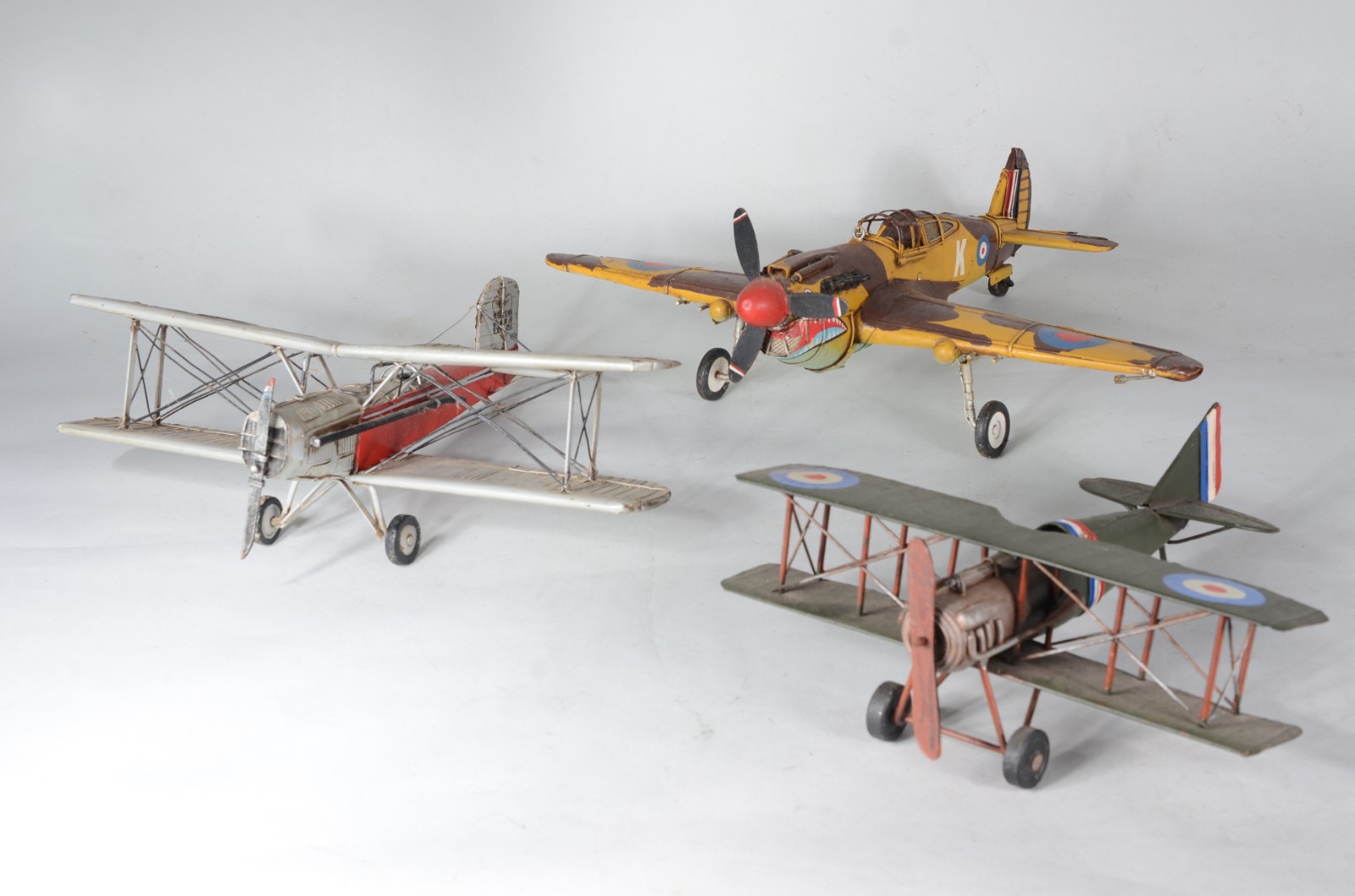 Três aviões decorativos em miniaturas. - foto 1 de 11