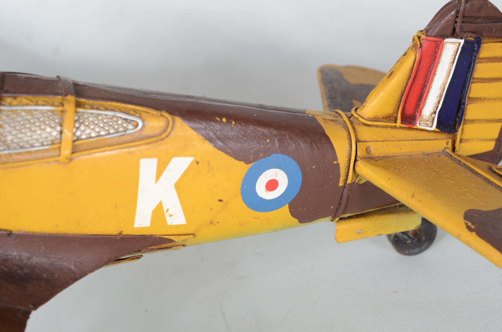 Três aviões decorativos em miniaturas. - foto 4 de 11