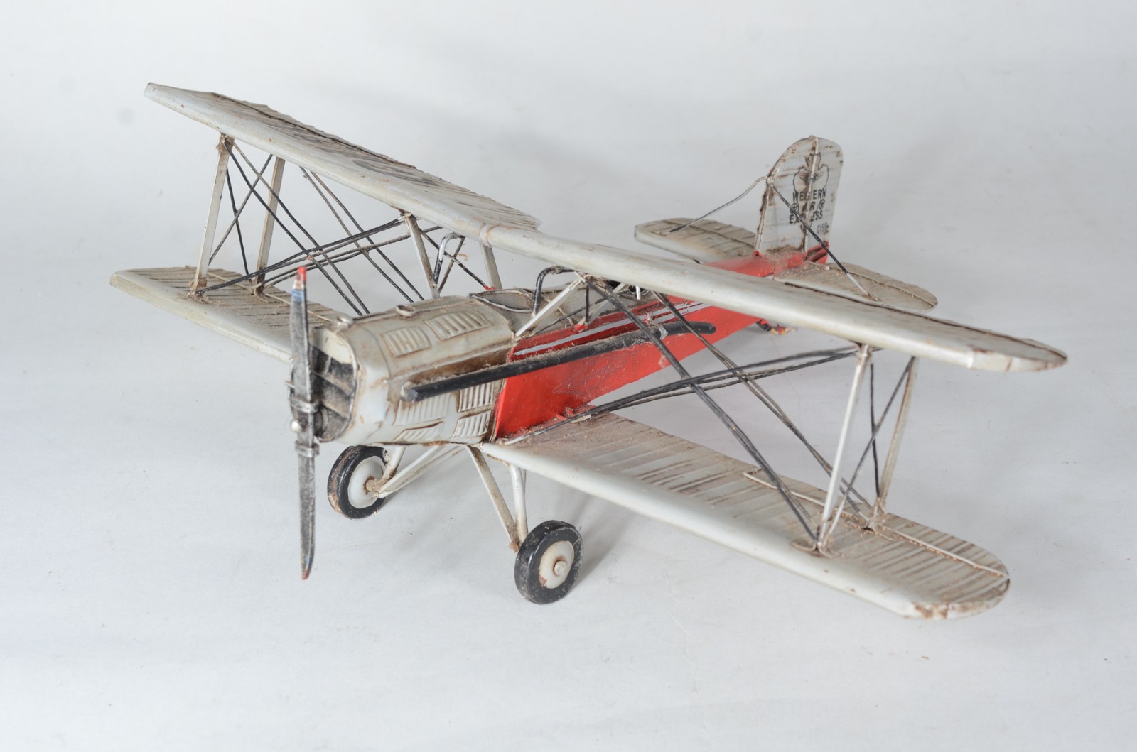 Três aviões decorativos em miniaturas. - foto 5 de 11