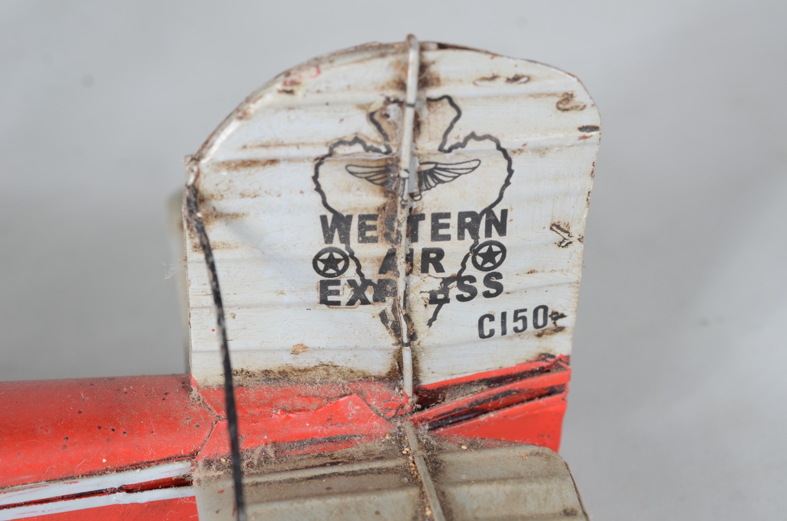 Três aviões decorativos em miniaturas. - foto 6 de 11