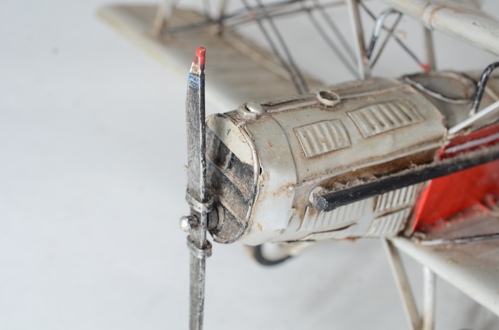 Três aviões decorativos em miniaturas. - foto 7 de 11