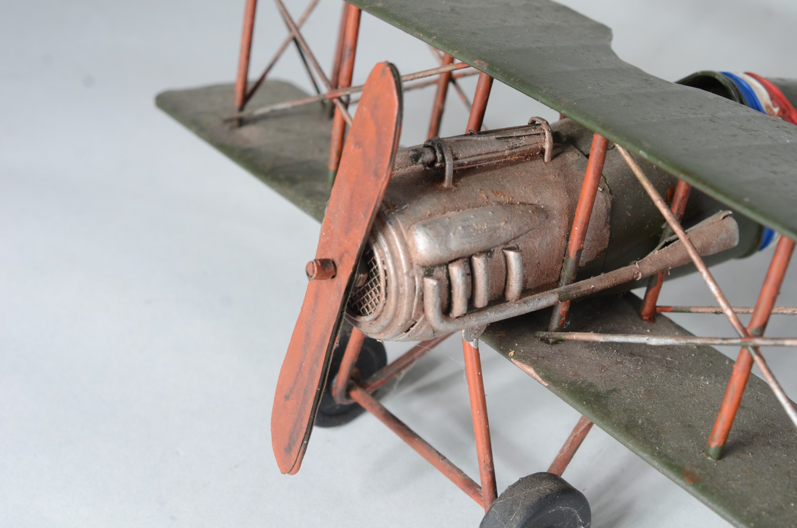 Três aviões decorativos em miniaturas. - foto 10 de 11