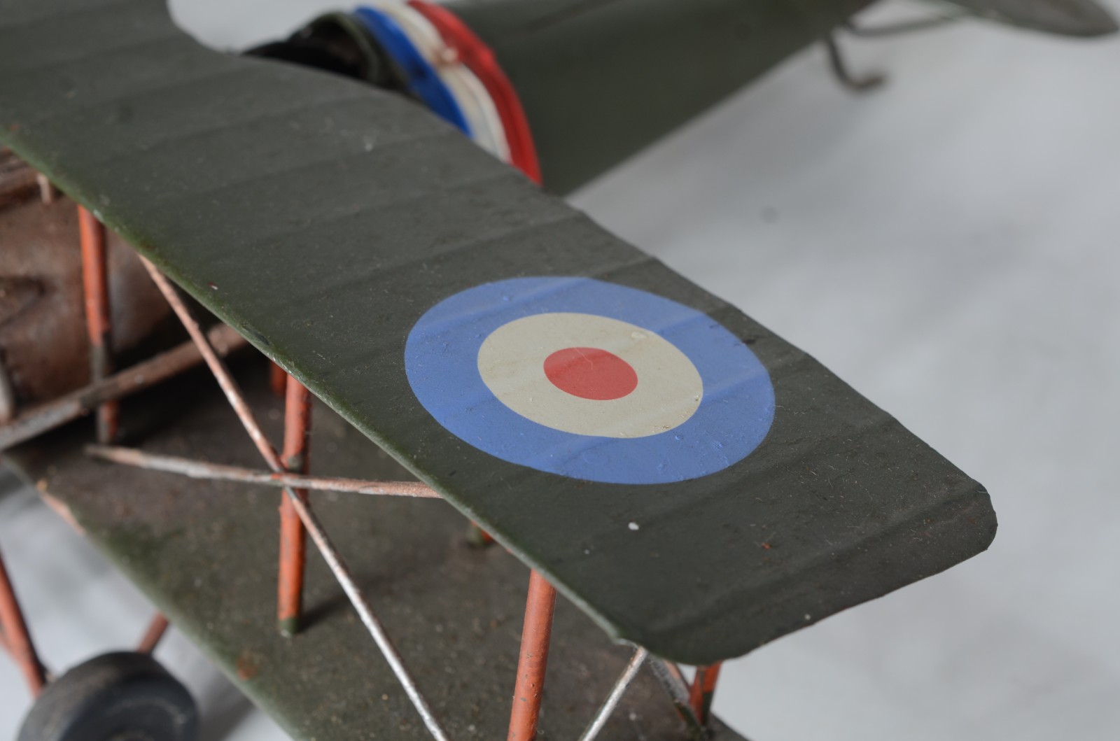 Três aviões decorativos em miniaturas. - foto 11 de 11
