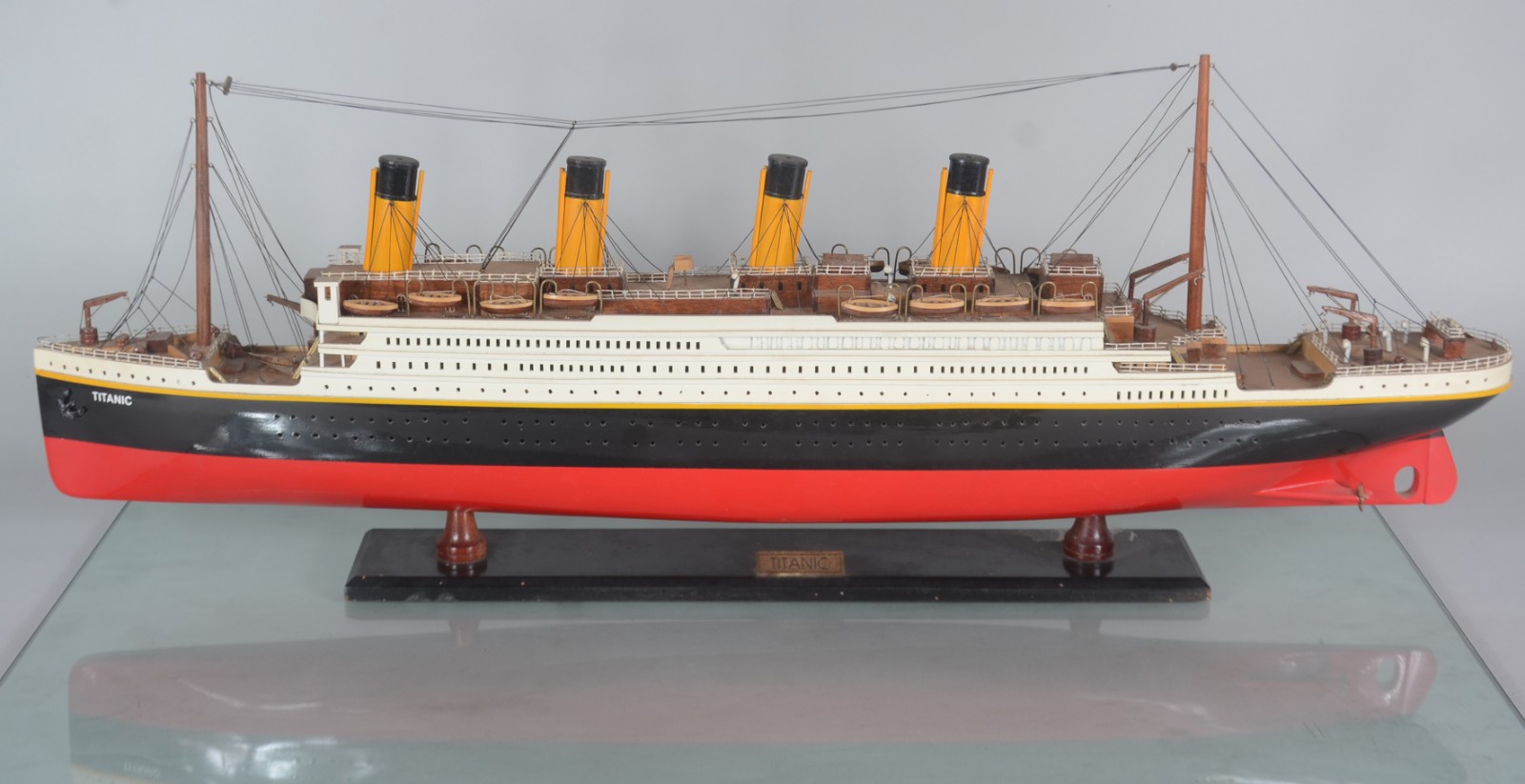 Titanic - Miniatura do famoso navio em madeira e resina. Pequenas... - foto 1 de 10
