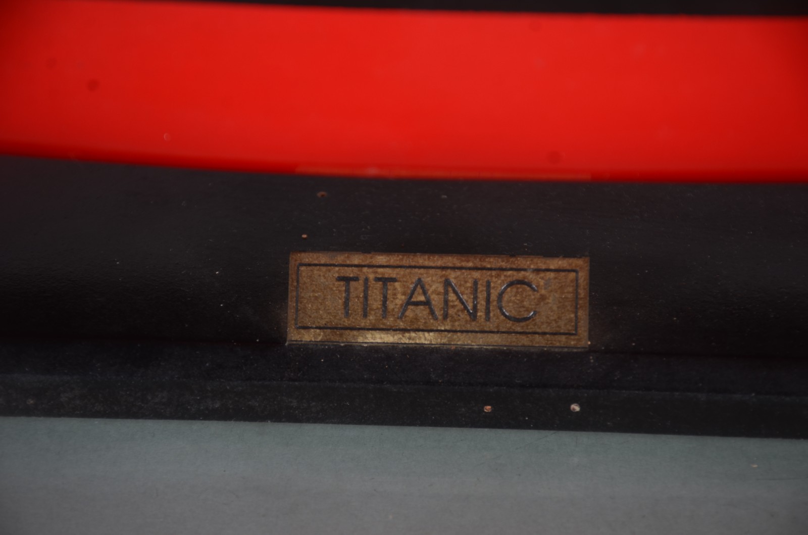 Titanic - Miniatura do famoso navio em madeira e resina. Pequenas... - foto 2 de 10