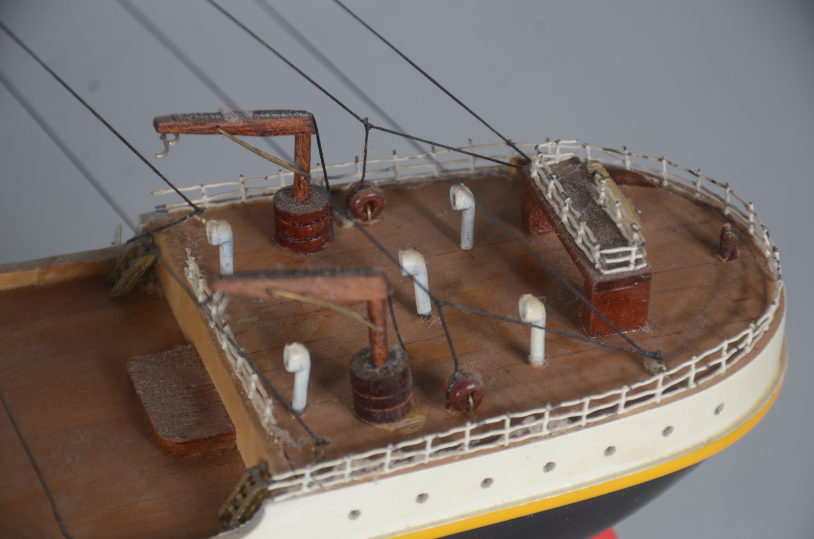 Titanic - Miniatura do famoso navio em madeira e resina. Pequenas... - foto 3 de 10