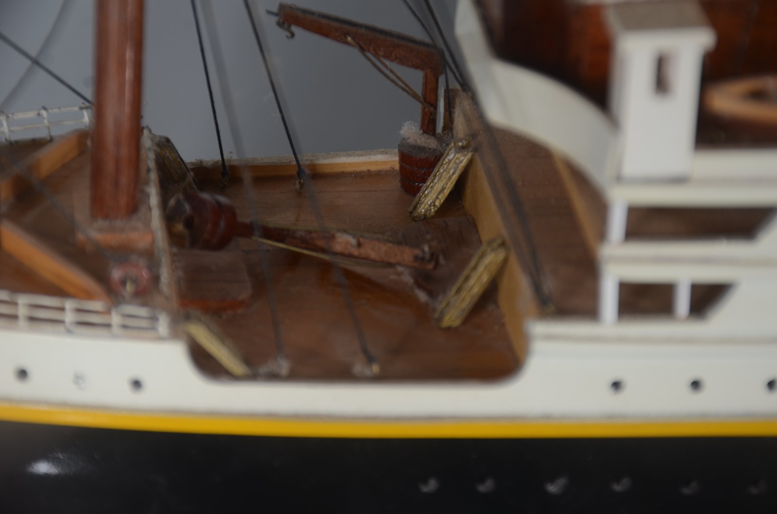 Titanic - Miniatura do famoso navio em madeira e resina. Pequenas... - foto 4 de 10
