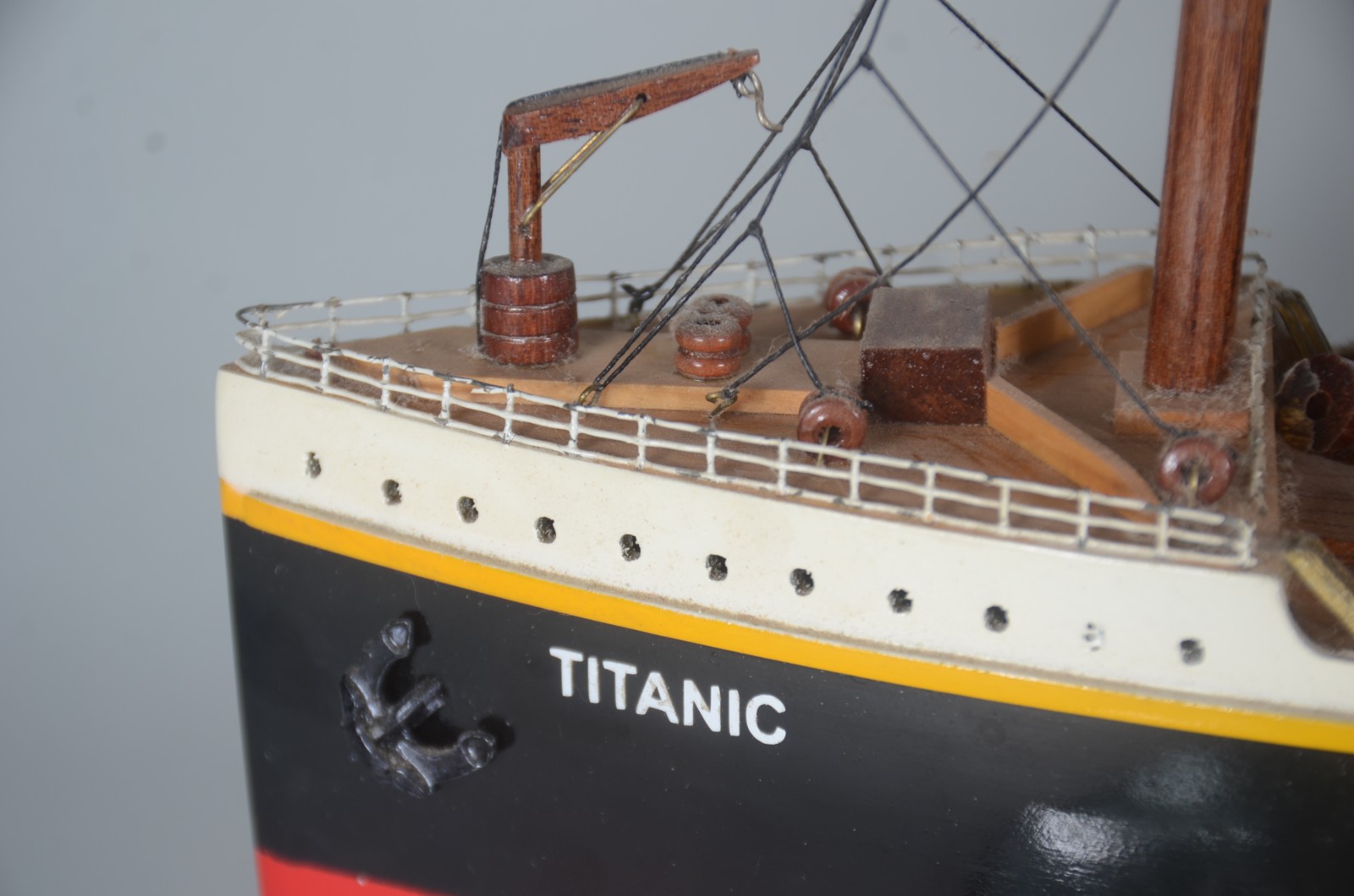 Titanic - Miniatura do famoso navio em madeira e resina. Pequenas... - foto 5 de 10